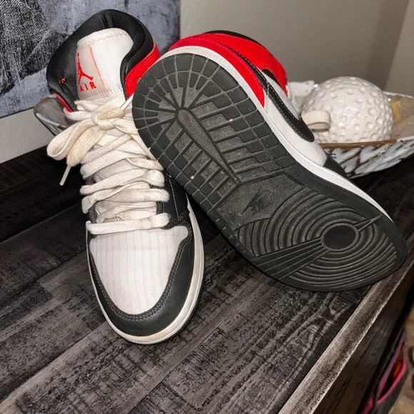 Air Jordan 1 Mid SE Womens Size 7 Newsprint Crimson - Picture 11 of 13